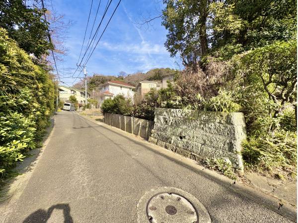 前面道路との高低差により通行人の視線を気にせず建物を設計できます