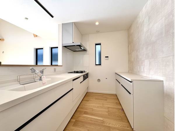 食洗機、浄水器、カップボード付きのリビング