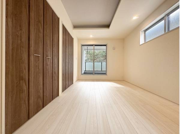 折上げ天井がモダンな印象の洋室は大きなクローゼット付き