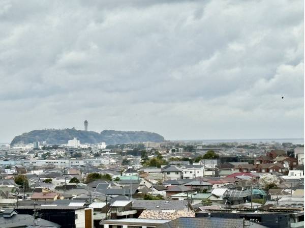 バルコニーに出るとよりはっきりと江の島が見えますよ！