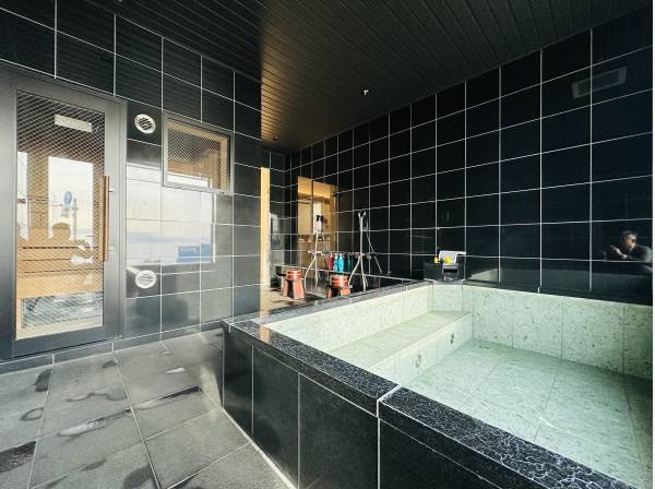 御影石を使いゆったりとした内風呂/ロウリュ付きのサウナも完備