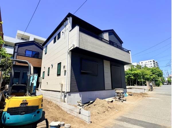前道路も広く駐車しやすい車庫になります。
2台駐車可能（車種による）