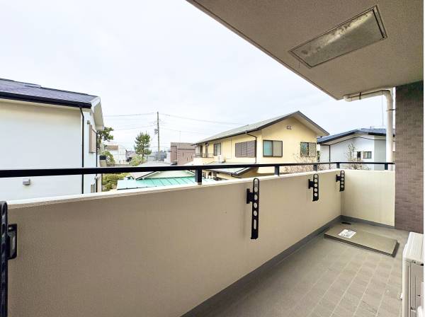 陽光が差込むバルコニー、洗濯物も気持ちよさそうにそよぎます　