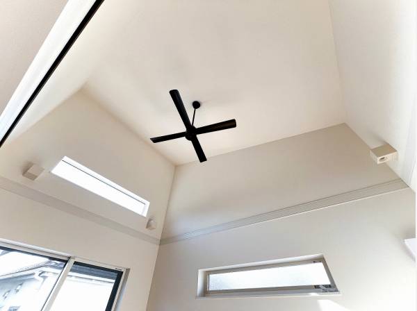 程良いアクセントにブラックが散りばめられモダンな印象を与えます