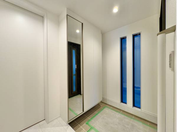 落ち着いた雰囲気のある玄関は、ご家族の帰りを暖かく迎えます。