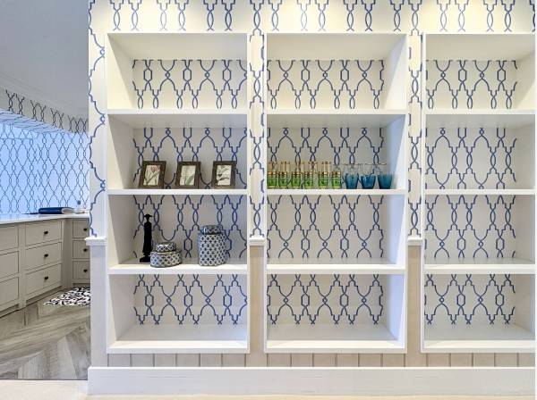 ホールの先にはダイナミックなディスプレイシェルフ‥