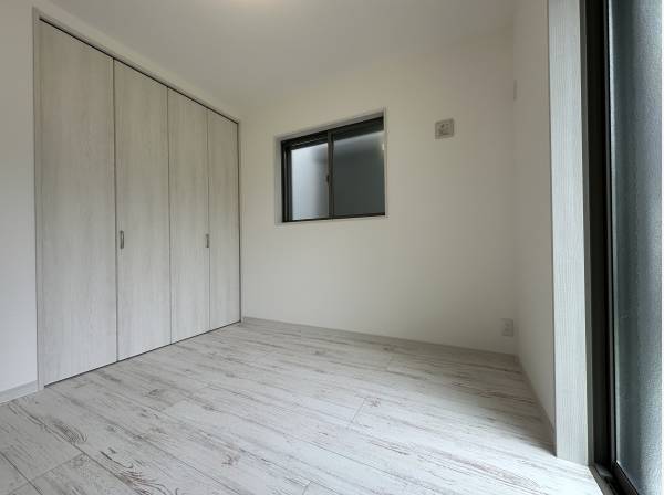 約6帖の主寝室/各部屋に大容量の収納を完備