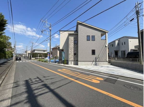 前面道路も広々としており、カースペースは２台ございます！