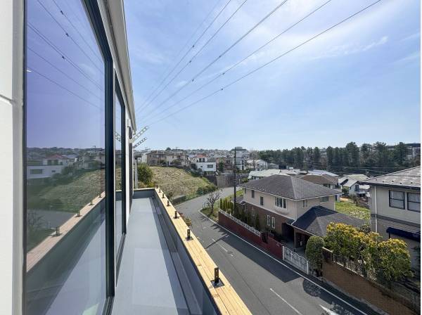 バルコニーからは遮る物のない開放的な眺望を堪能できます