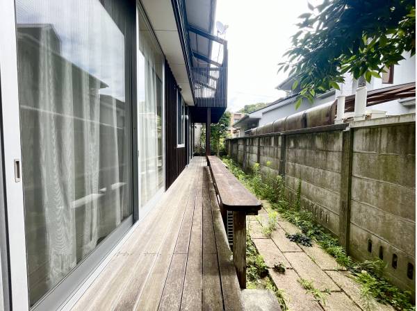 住宅裏手にはテラス備わるガーデニングスペース