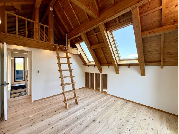 まるでログハウスのような作りの洋室！