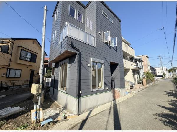 スタイリッシュな外観、カースペース1台付