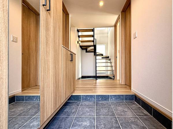 玄関を開けた先のスケルトン階段が空間を美しく演出しています