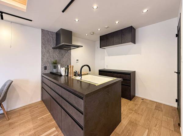 キッチンは両面に収納がございます