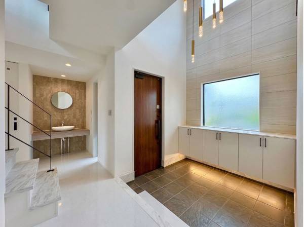 住まいの顔となる、ゆとりと開放感を備えた玄関