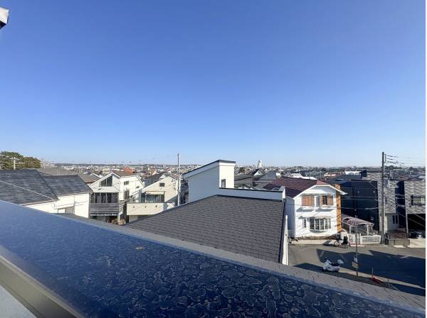 抜けた景色が広がるルーフバルコニーからの景色