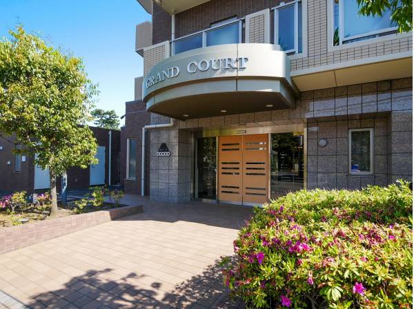 手入れが行き届いた緑に囲まれたエントランス