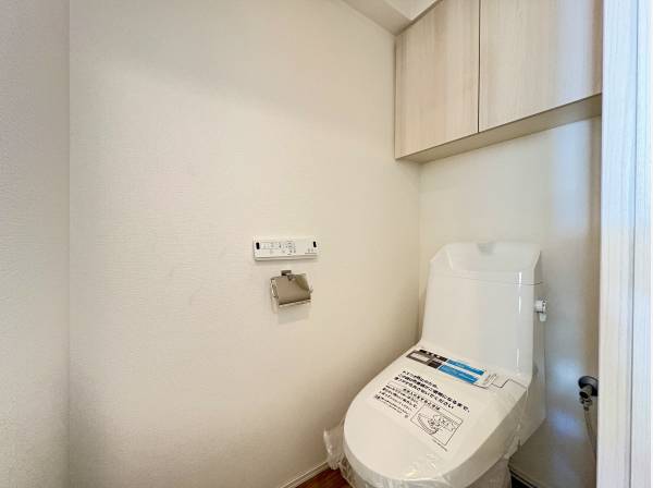 収納を備えたすっきりとしたトイレ