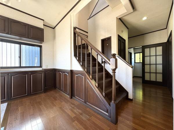 住まいの格を静かに語る、重厚感ある玄関ホール。