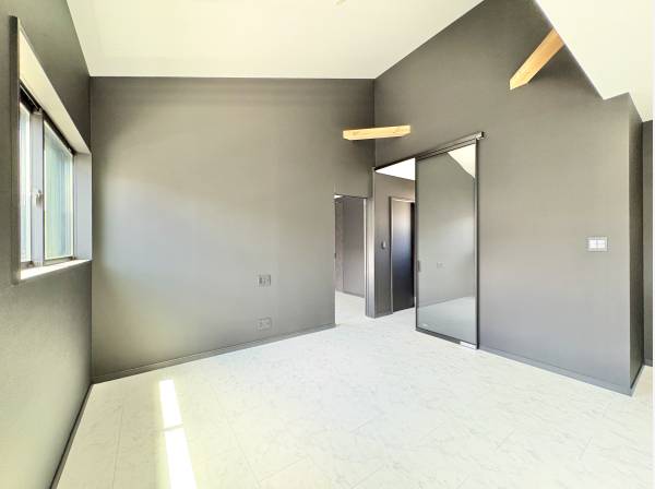 LDKの天井は一部吹き抜けになっており、開放感溢れる空間を演出