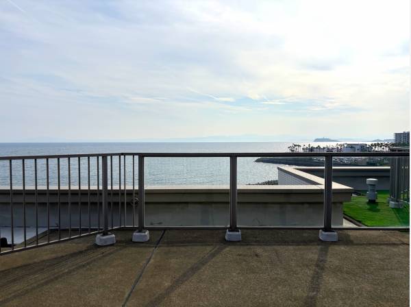 ルーフテラスからは綺麗な海と江ノ島も望めます♪