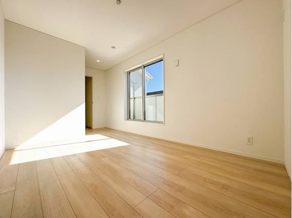 ソファやデスクを置いても余裕がある7帖超の洋室