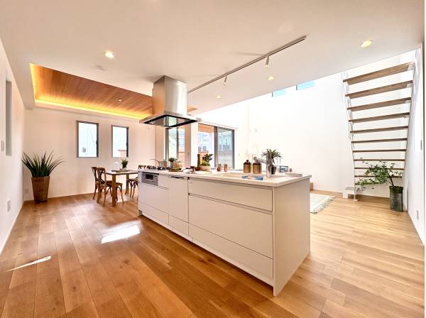 アイランドキッチンを採用し生活のしやすい間取り設計