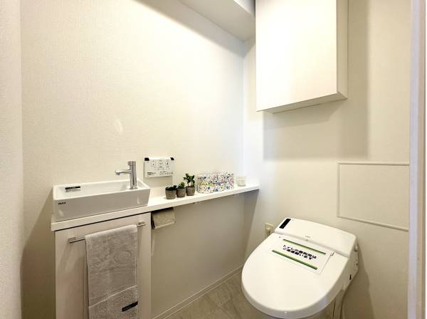 手洗いカウンター付きのタンクレストイレ