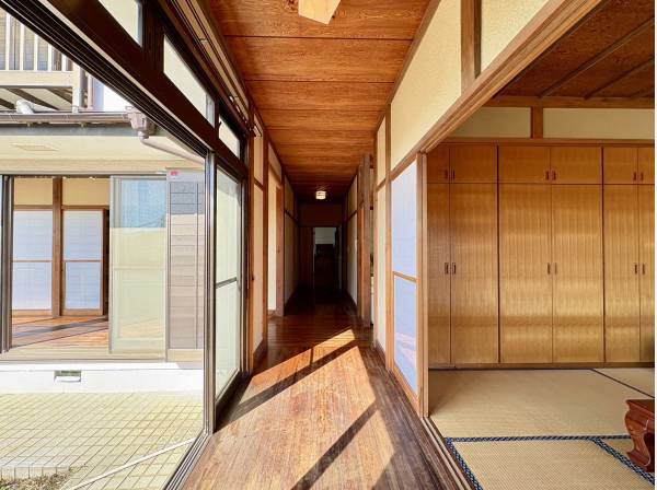 広縁へと続く、趣ある廊下