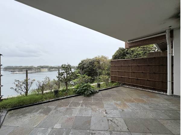 共用部の露天風呂テラス。ここからも小網代湾を眺めます