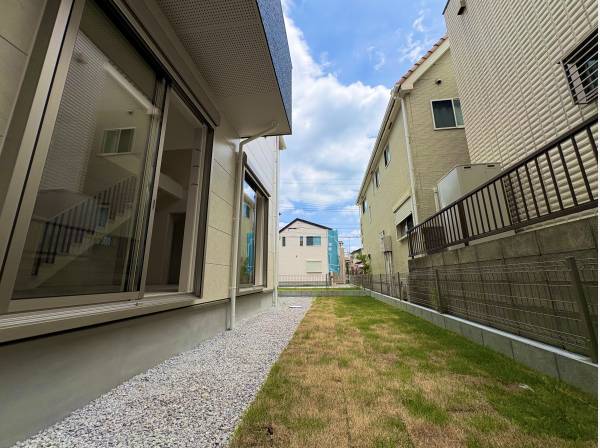 緑の芝が白い外観のアクセントに！
