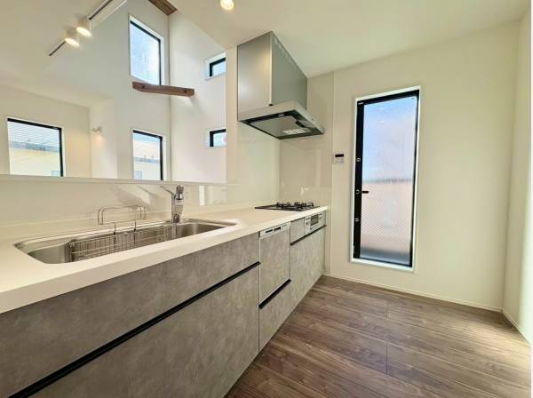 家族の顔が見える対面式キッチン