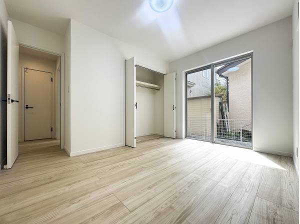 インテリアが映えそうなシンプルなベッドルーム