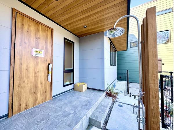 外にはシャワーも設置しております！