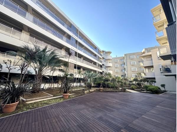 広々としたマンション敷地内
