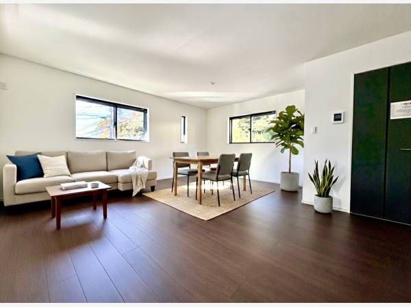 ゆったりとした空間のリビング、家具等はCGで作成したイメージです。