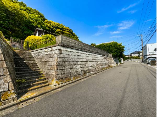 分譲地ならではの開放感が、街並みと空を気持ちよく繋ぎます。