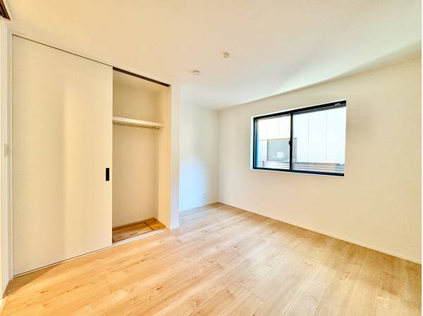 各居室には収納力のあるクローゼットが完備されております。