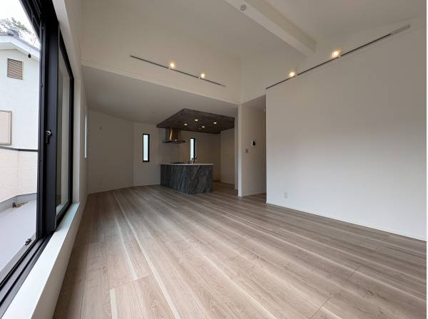 リビングは勾配天井になってます。