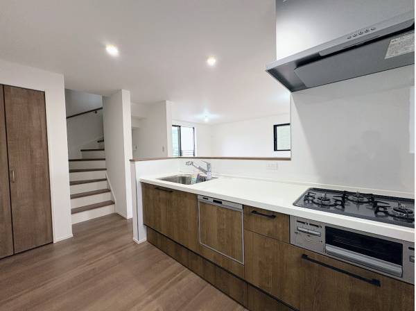 部屋全体を見渡せる対面式キッチン