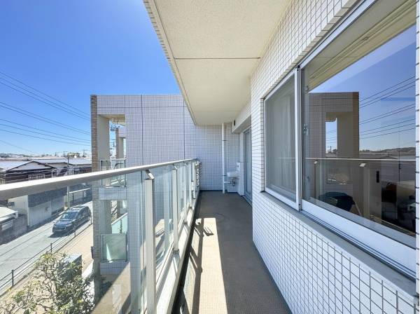 お洗濯物をたくさん干せる広いワイドバルコニー