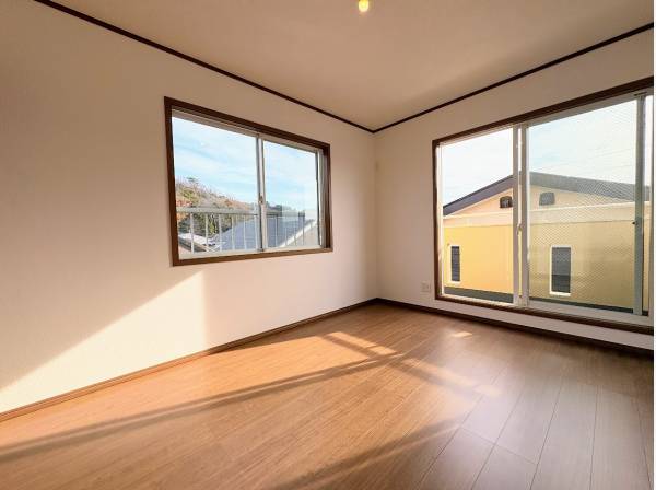 二面採光で明るい洋室