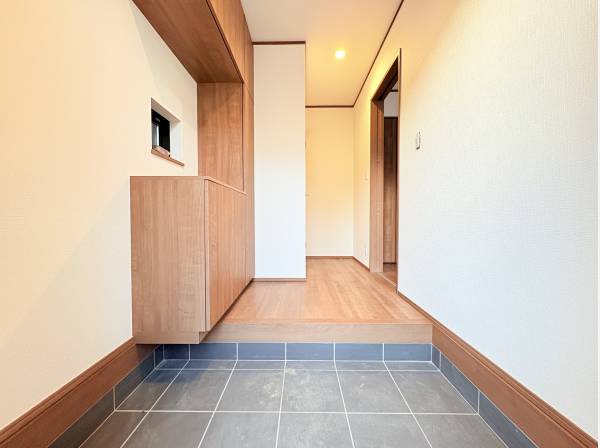 ゆったり設けた玄関ホール