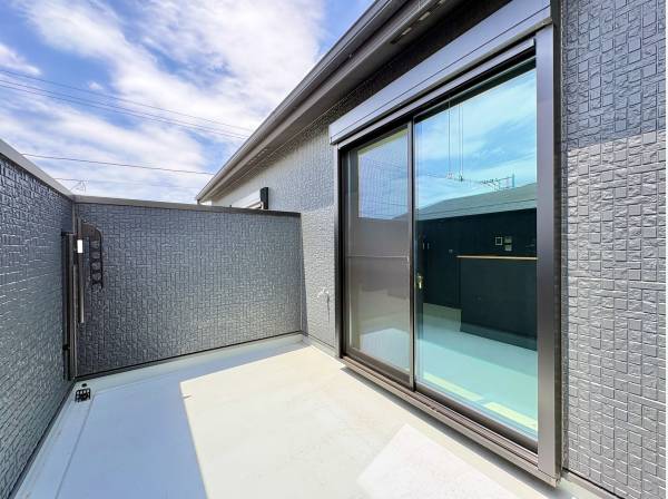 広いバルコニーは開放感があり陽光が差込む明るい空間