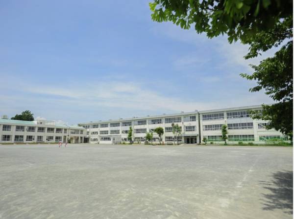 松浪小学校まで徒歩5分（約400ｍ）