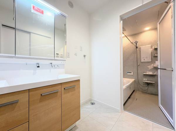 サニタリールームとバスルーム