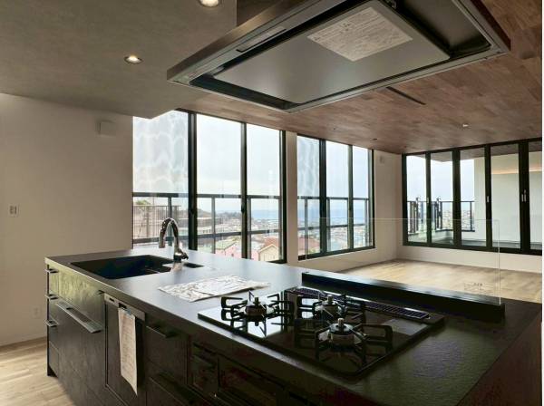 お料理をしながら海を見渡す。