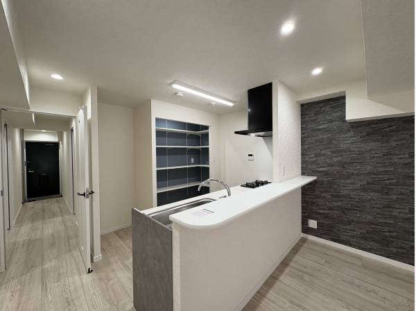 対面キッチンの後ろにパントリーがあります