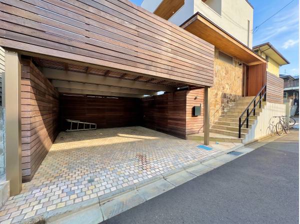 車庫の上部には、ウッドデッキがあり、お庭の開放感につながります