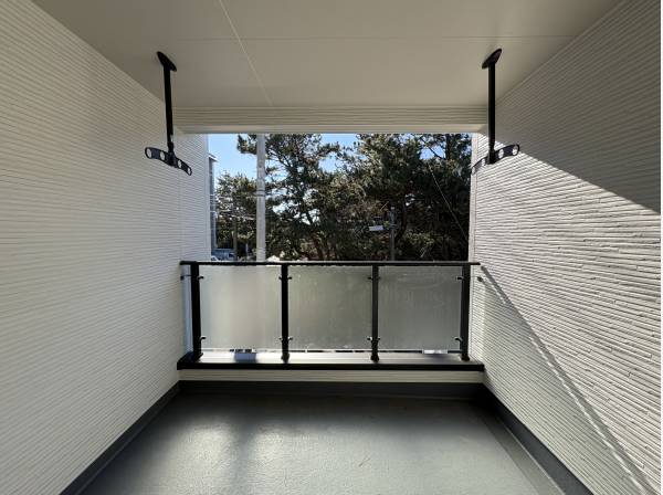 雨でも安心のインナーバルコニー。その先には松林のグリーンビュー